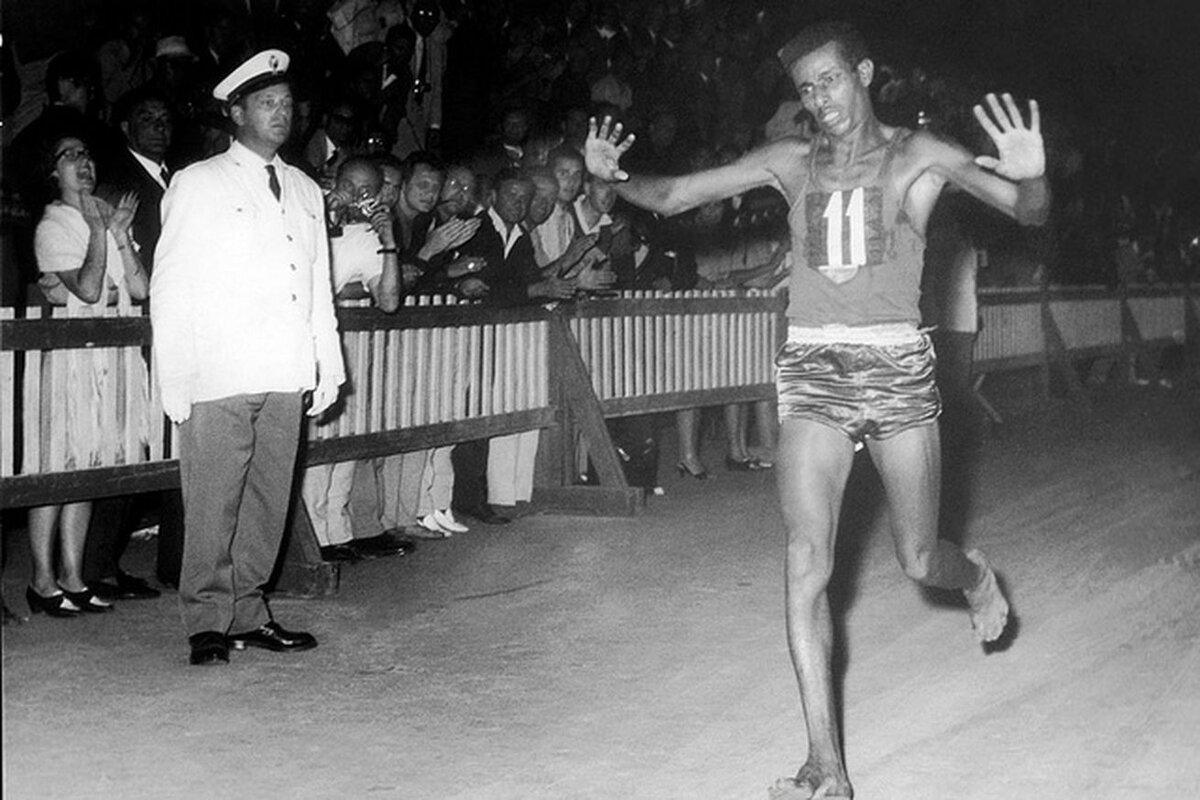 Абебе Бикила на финише марафона на Олимпийских играх 1960 года в Риме. Источник фото: Википедия