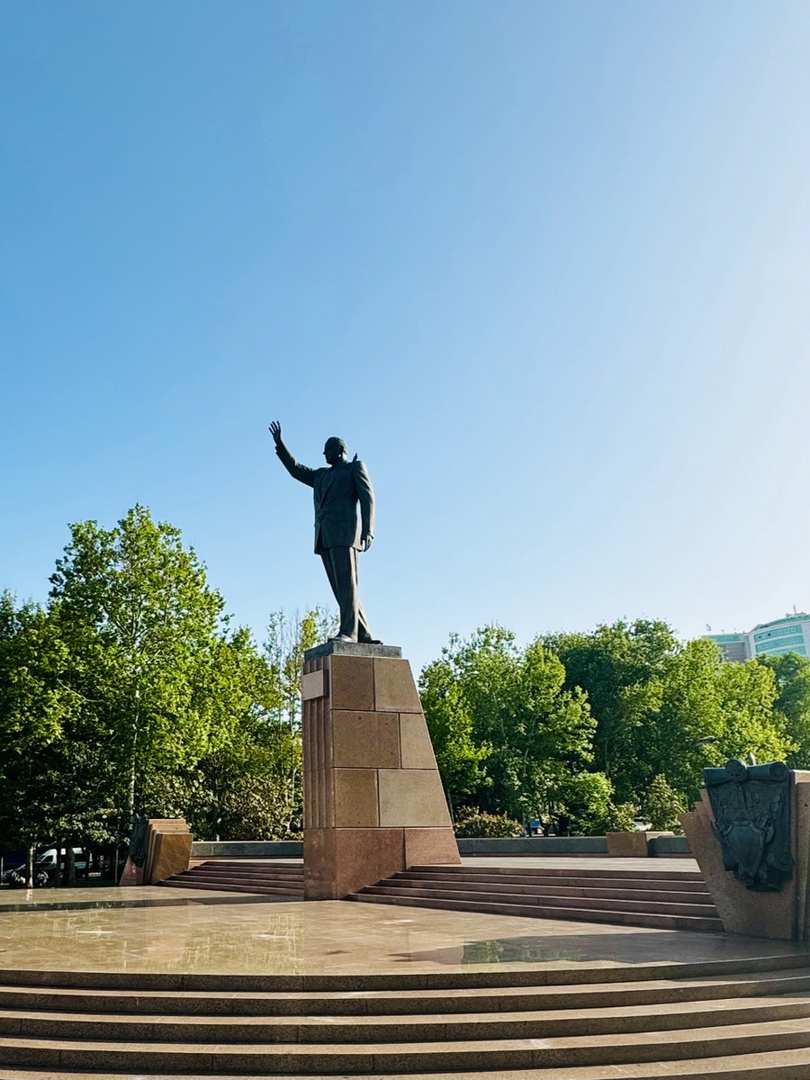 памятник Гейдару Алиеву в Баку