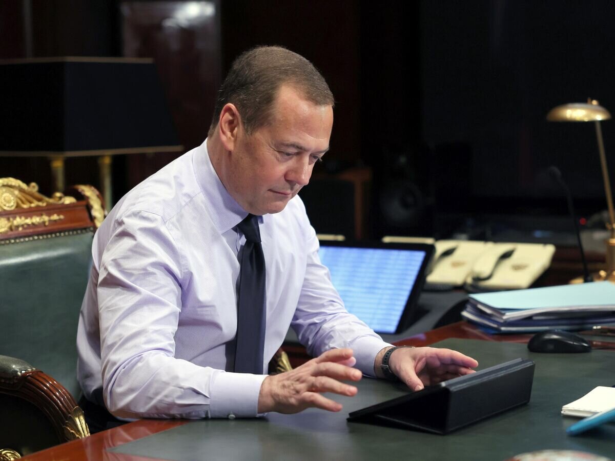    Заместитель председателя Совета безопасности РФ, председатель партии "Единая Россия" Дмитрий Медведев во время электронного голосования© РИА Новости / Екатерина Штукина