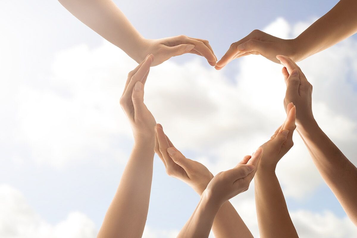 Помощь другим делает мир лучше. Источник: Shutterstock📷
