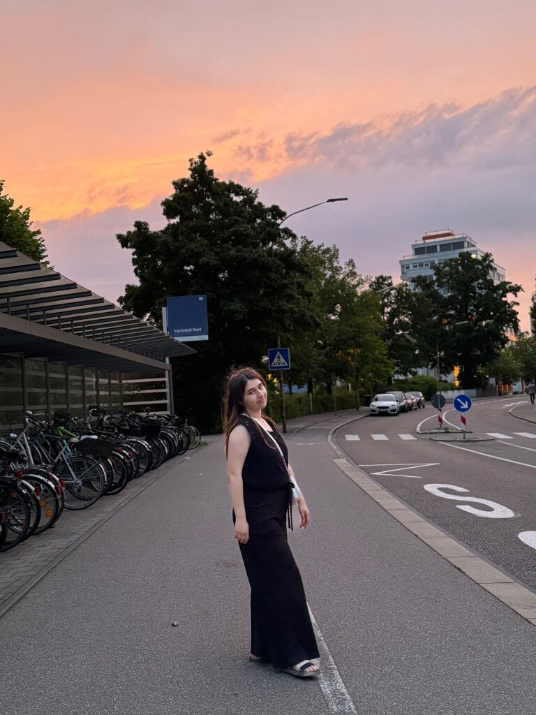 Поначалу мне было трудно из-за языкового барьера. Я плохо знала язык, а люди здесь говорят быстро. Мне казалось, что я никогда не выучу немецкий.
 
 📷
 
 Еще одна ошибка была в том, что я не прочла контракт и недостаточно хорошо изучила информацию о программе. Первая семья, в которой я работала, была русскоязычная. Я работала с двумя мальчиками-близнецами шесть дней в неделю, выходной был в среду. Мой рабочий день был с утра до вечера, и для меня это было нормально. Но когда я пообщалась с другими участниками, оказалось, что я работаю слишком много. В то время как по условиям программы Au Pair нужно работать 30 часов в неделю. Мы поговорили с семьей и пришли к выводу, что будет лучше, если я найду другое место.
 
 Во второй семье все было по контракту. Я не занималась домашними делами, основная работа была с детьми, иногда нужно было гулять с собакой. Это была местная немецкая семья, они оказались общительными и открытыми. Благодаря этому я улучшила свой немецкий. Также я посещала курсы немецкого языка, где нашла много хороших друзей, с которыми до сих пор общаюсь.