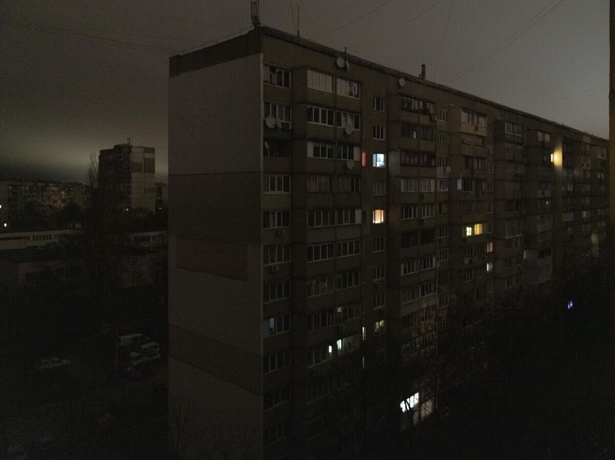    Многоквартирные дома в Киеве© AP Photo / Andrew Kravchenko