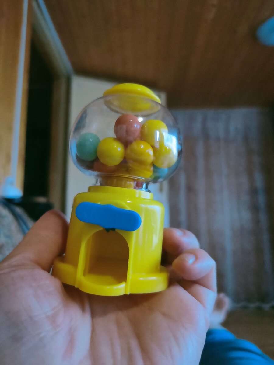 Своего тоже балуем. Такая игрушка продается в Метро, совместима с любыми конфетами. Цена около 300. Наверное есть на маркетплейсах, замена автоматам в магазинах.