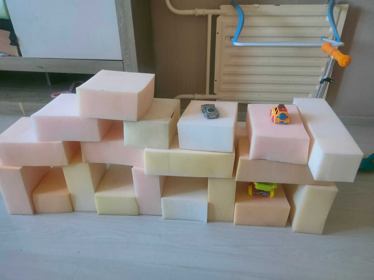 Можно играть подручными материалами