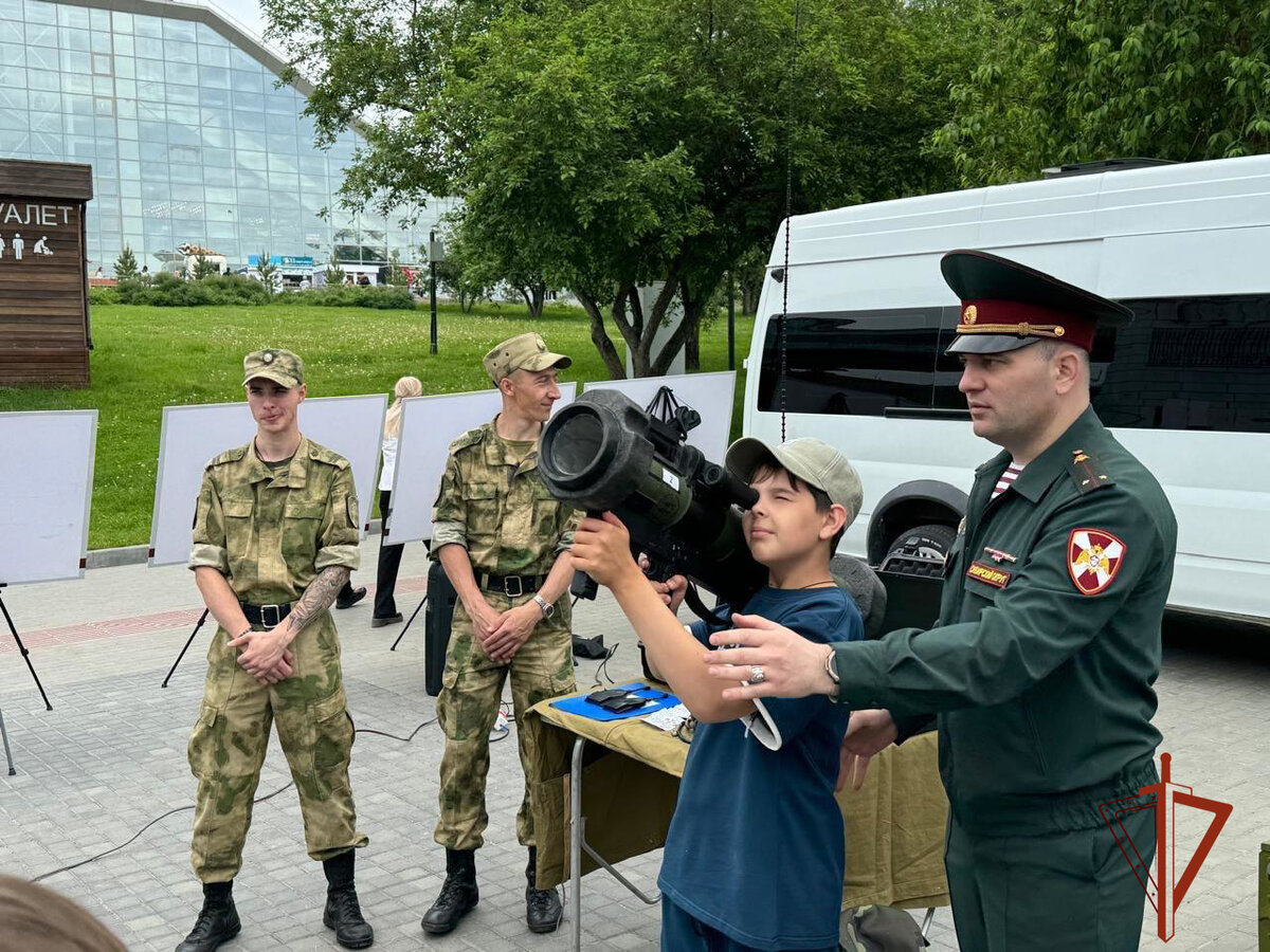 В Новосибирске сотрудники и военнослужащие Росгвардии приняли участие в  мероприятиях, посвященных Дню России | Росгвардия Новосибирск | Дзен