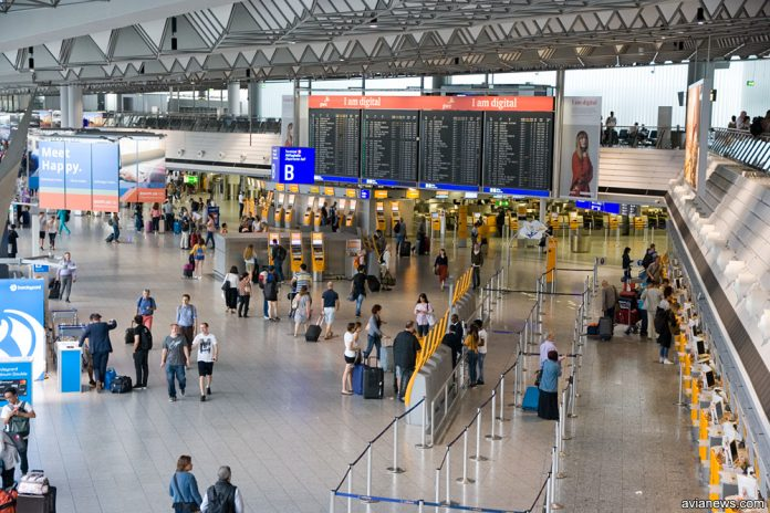 Пассажиры в аэропорту Франкфурта. Фото: avianews