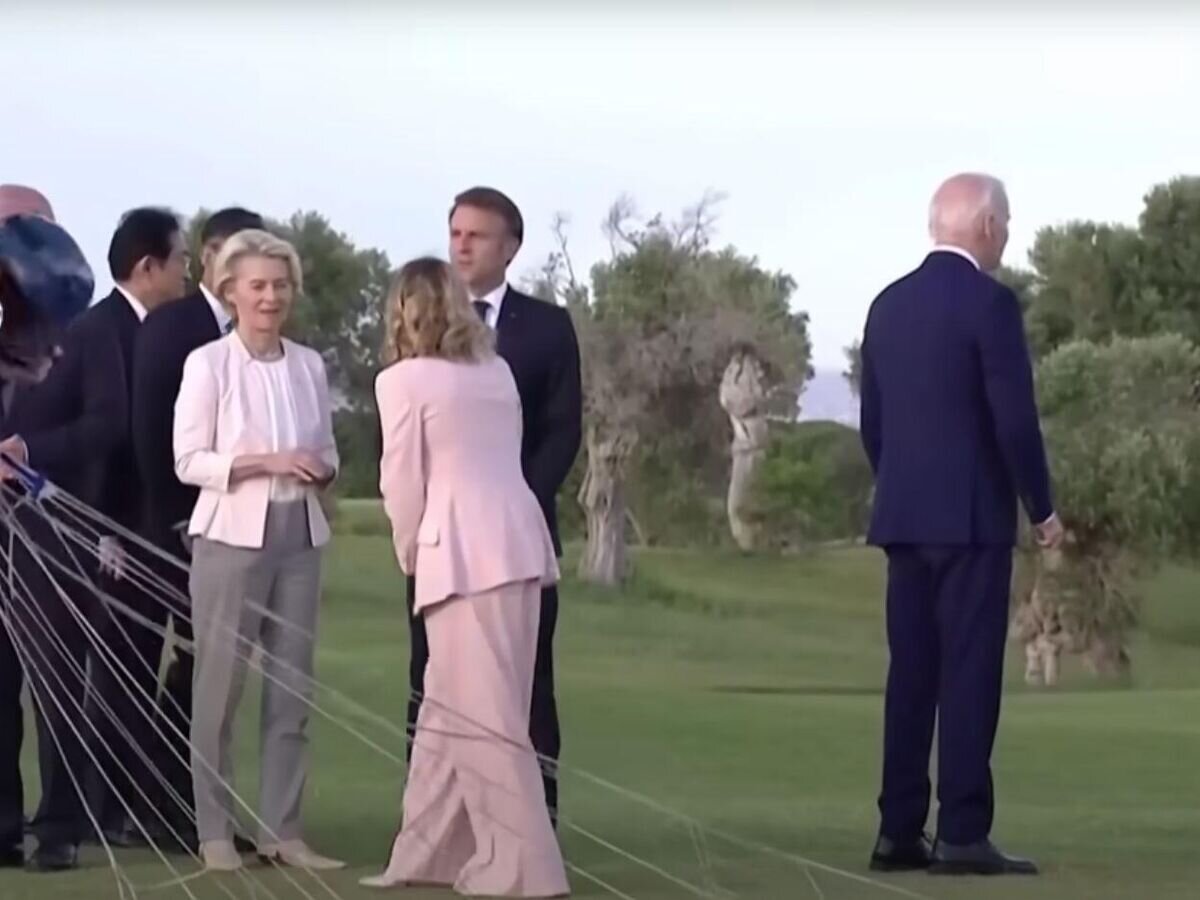    Лидеры G7 на выступлении парашютистов на саммите в Италии© New York Post