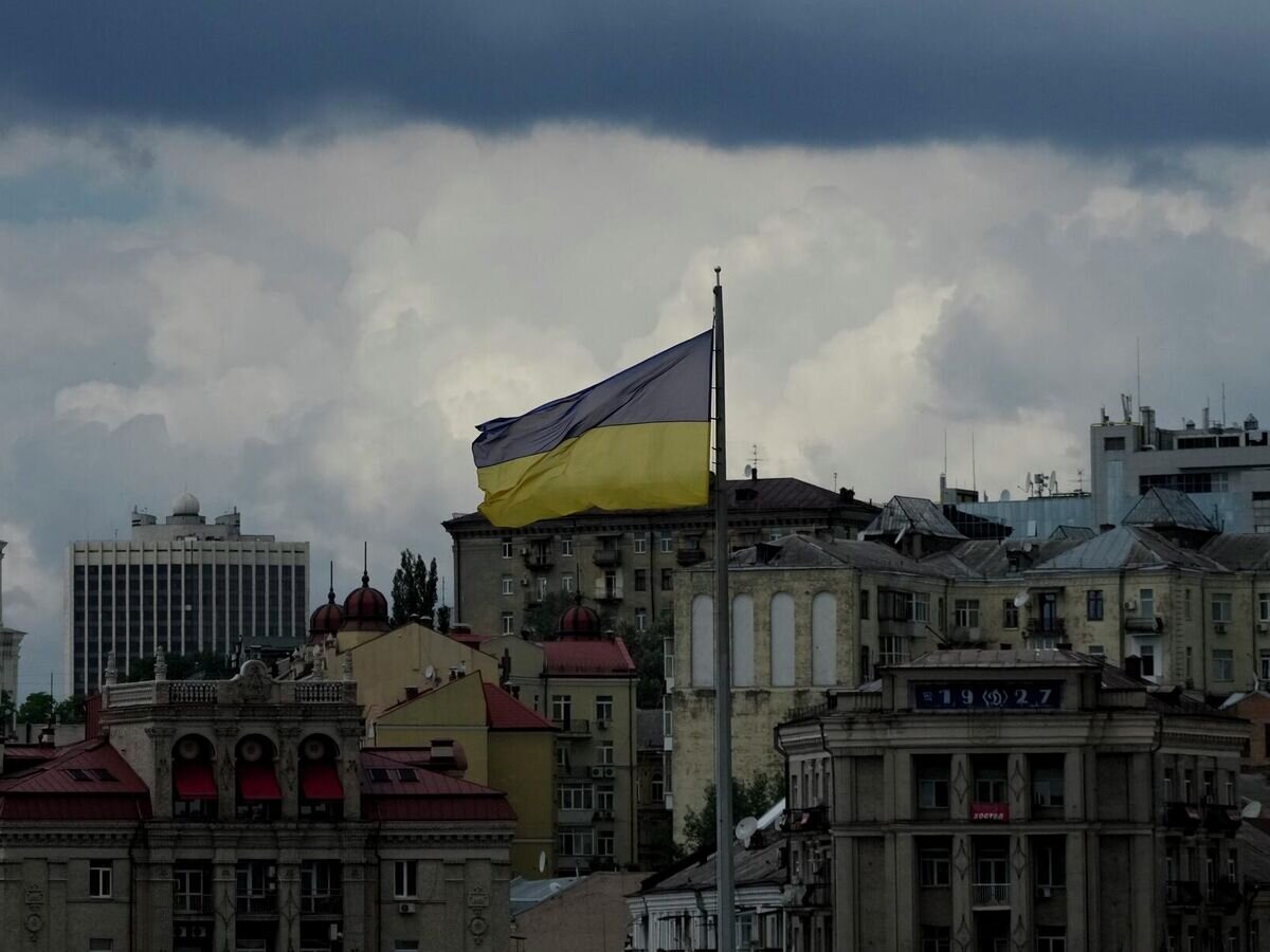    Украинский флаг в Киеве© AP Photo / Natacha Pisarenko