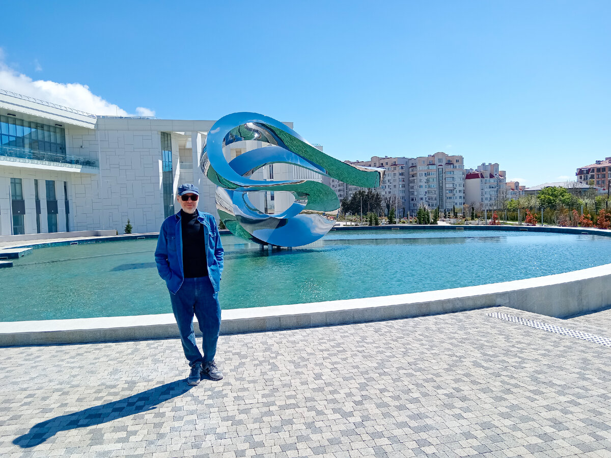 Геленджик-Арена и Михаил Лекс (автор рассказа), на его фоне 