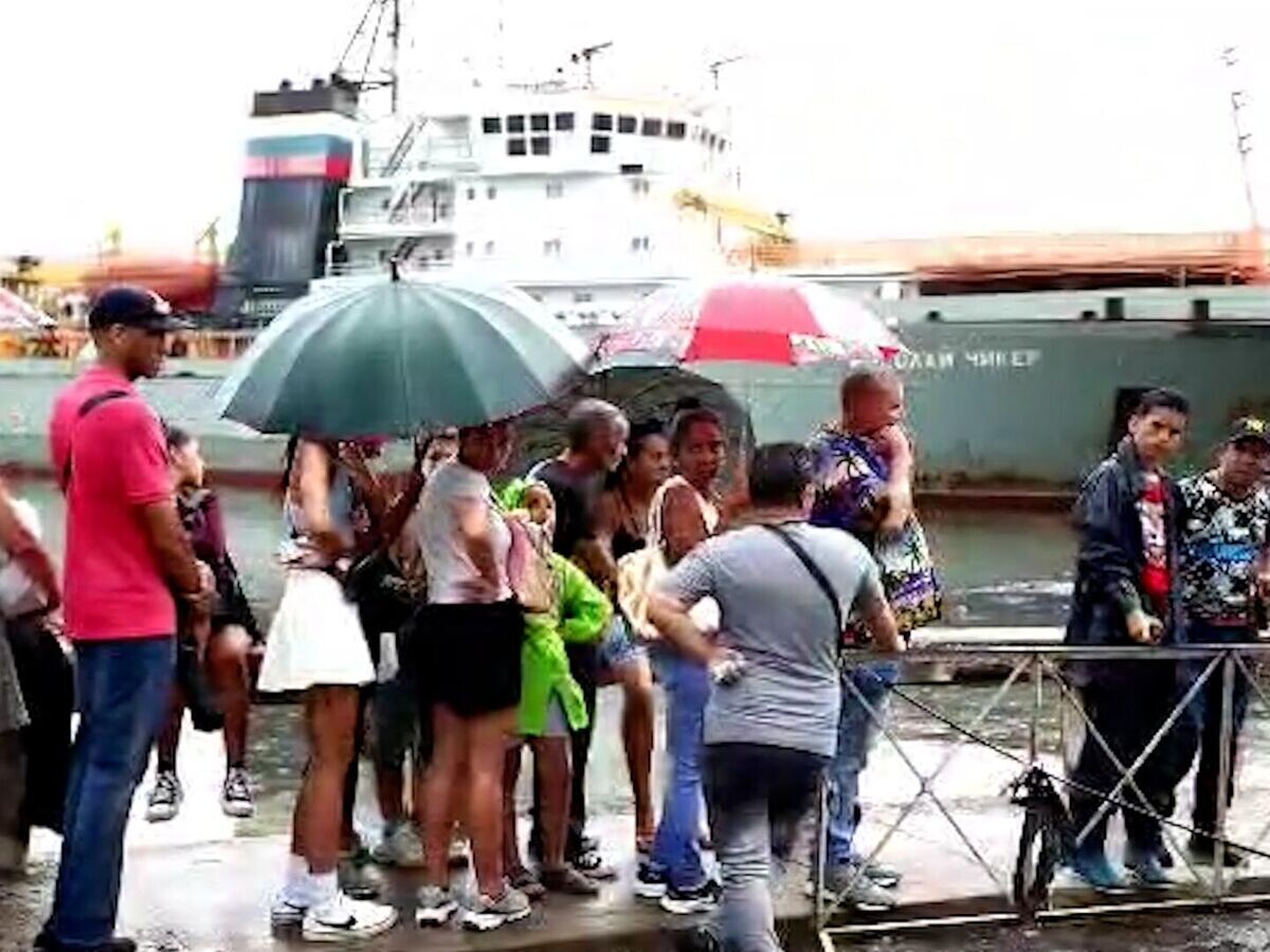    Очередь из сотен кубинцев к российскому фрегату "Адмирал Горшков" в Гаване© РИА Новости