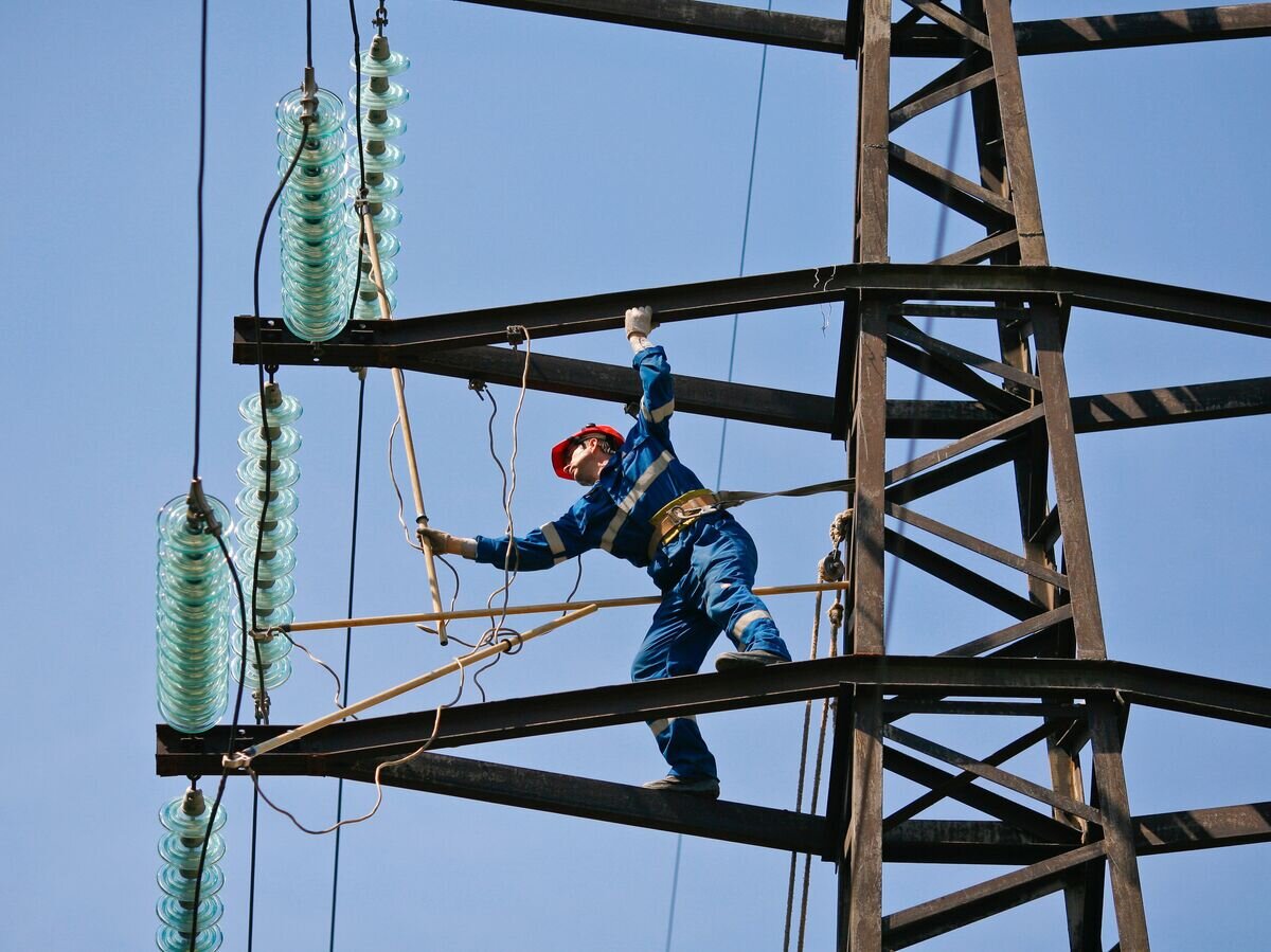    Монтажник проводит плановый ремонт на линии электропередач© РИА Новости / Кирилл Брага