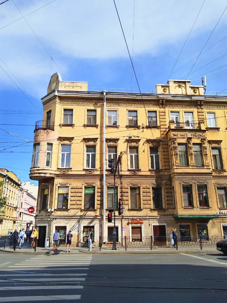 В таком прекрасном старинном доме в центре Питера я однажды снимала апартаменты (еще до налога) Недалеко от дома, где жил Ф.М. Достоевский. Классно! фото: автора Тревел гид Яна
