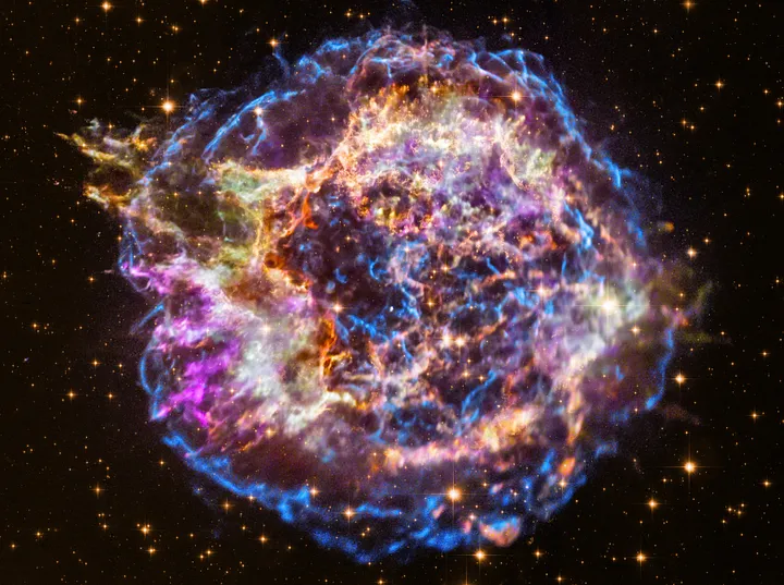 Cassiopeia A, остаток сверхновой, находится в 11 000 световых годах от Земли. Это изображение было сделано рентгеновской обсерваторией Chandra в видимом и рентгеновском диапазонах.