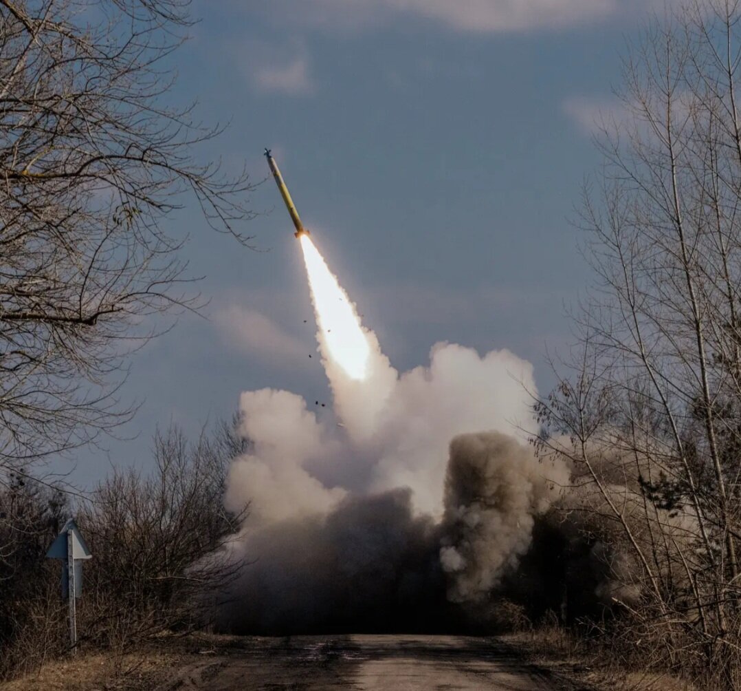 Украинские войска запускают ракеты из высокоточной реактивной системы залпового огня по российским позициям на востоке Украины в марте 2023 года. Ракетная система, разработанная США, была приобретена для использования британской армией и отправлена ​​на Украину. Фото Нью-Йорк Таймс.