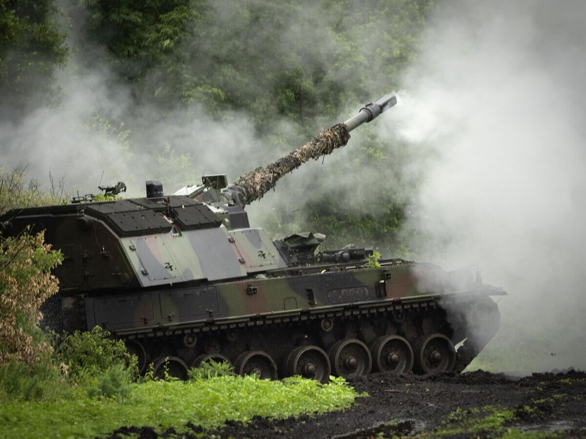    Немецкая самоходная артиллерийская установка Panzerhaubitze 2000 в Донецкой области© AP Photo / Efrem Lukatsky