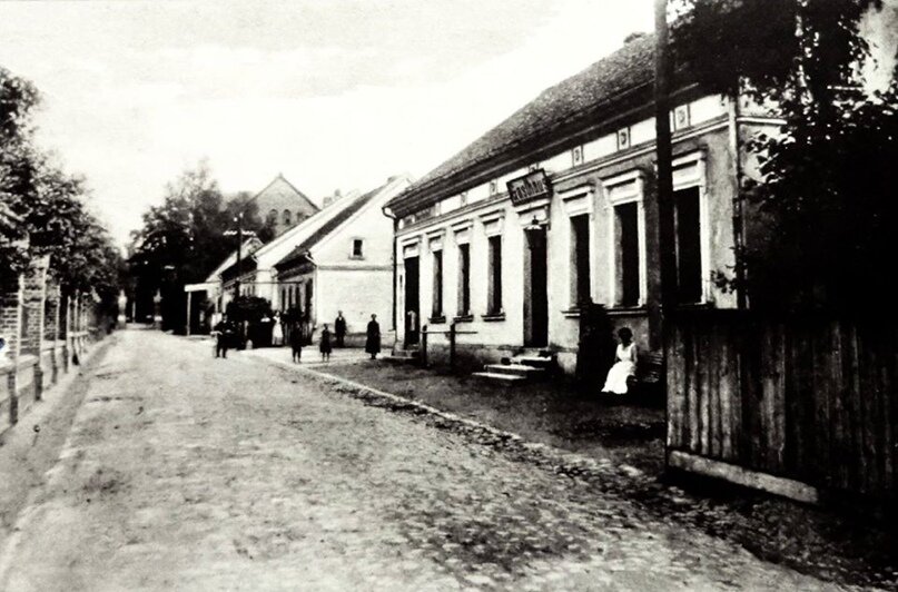 Улочка в Каралине. Гостиница Эдуарда Дюшелейта.