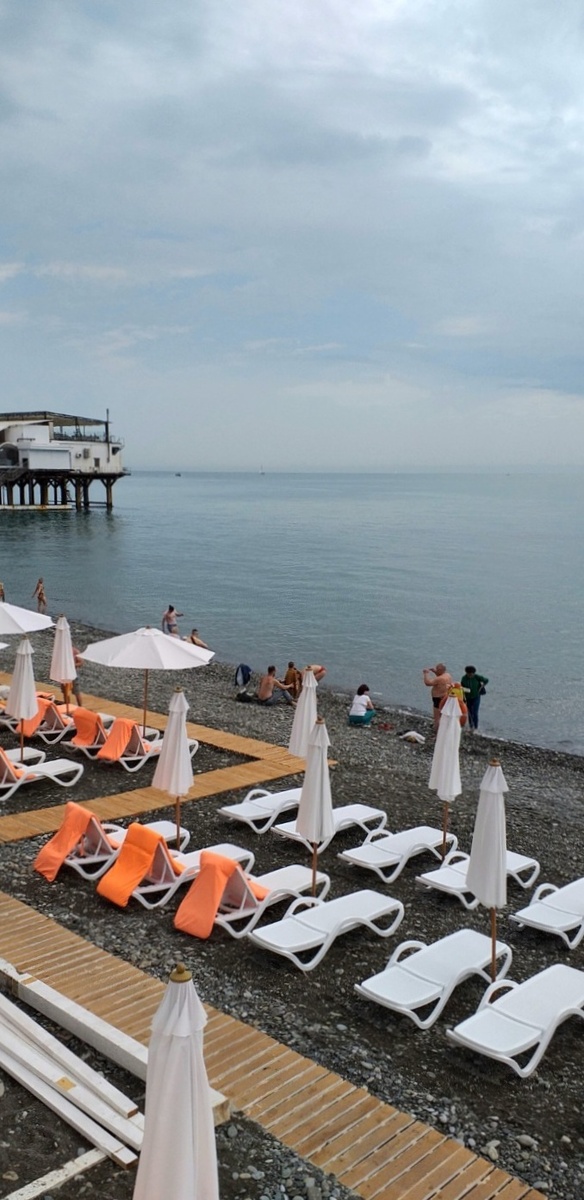 Центральная набережная г.Сочи. Там, вдалеке парусник....😊 Это фото сделано 31 мая.