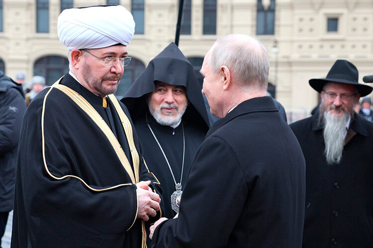    В этом году лидерство в рейтинге топ-100 влиятельных мусульман России по версии «БИЗНЕС Online» возвращает себе председатель ДУМ РФ Равиль Гайнутдин.   
Фото: kremlin.ru