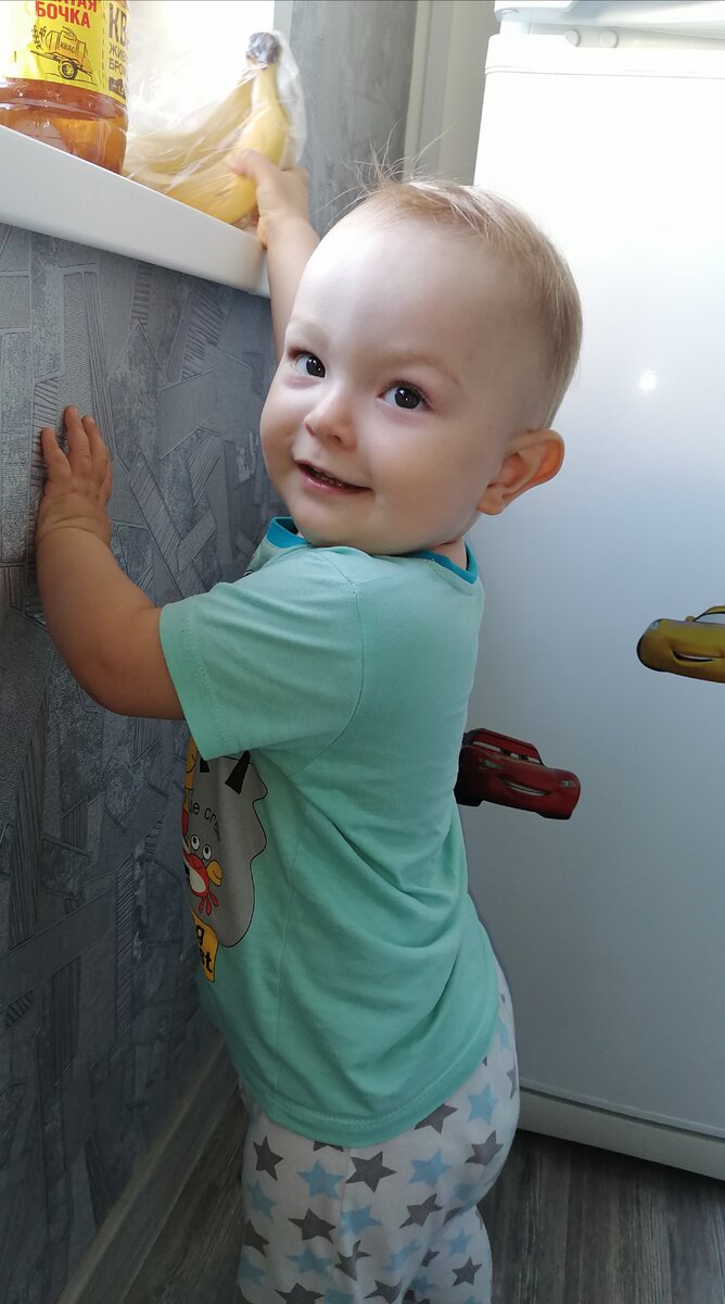 Это мой Саша сегодня утром, просит бананы и потом их не ест. Зачем просит тогда непонятно 