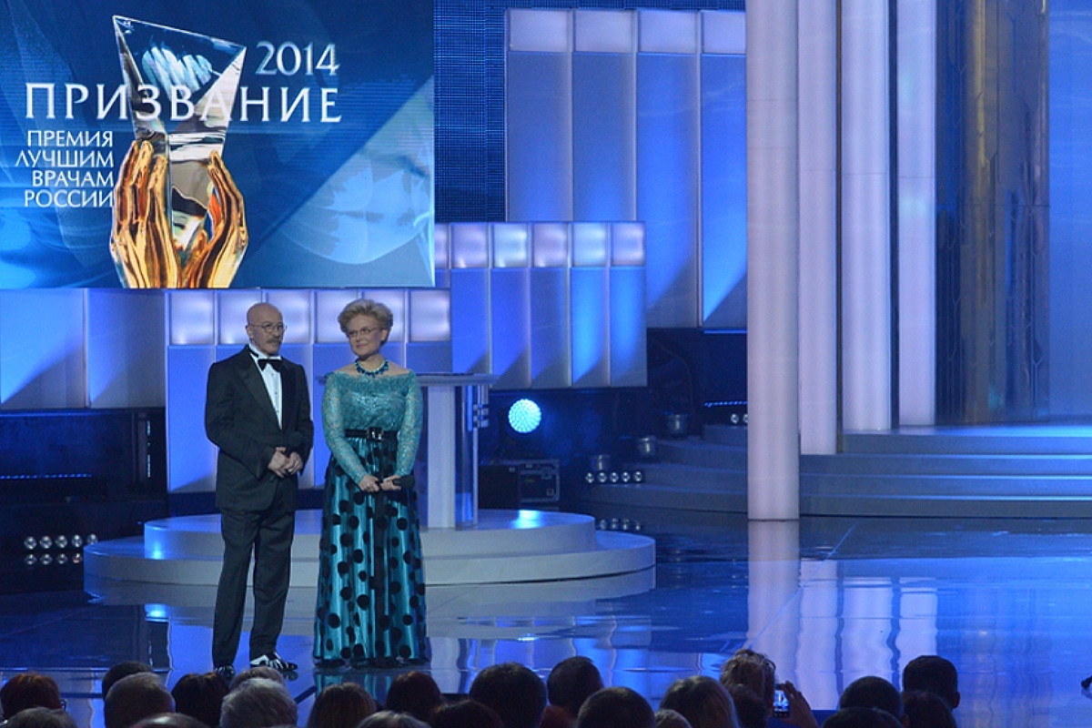 Александр Астафьев / ТАСС📷Лауреатам медицинской премии «Призвание» вручают статуэтку «Золотые руки врача держат хрустальную жизнь человека»