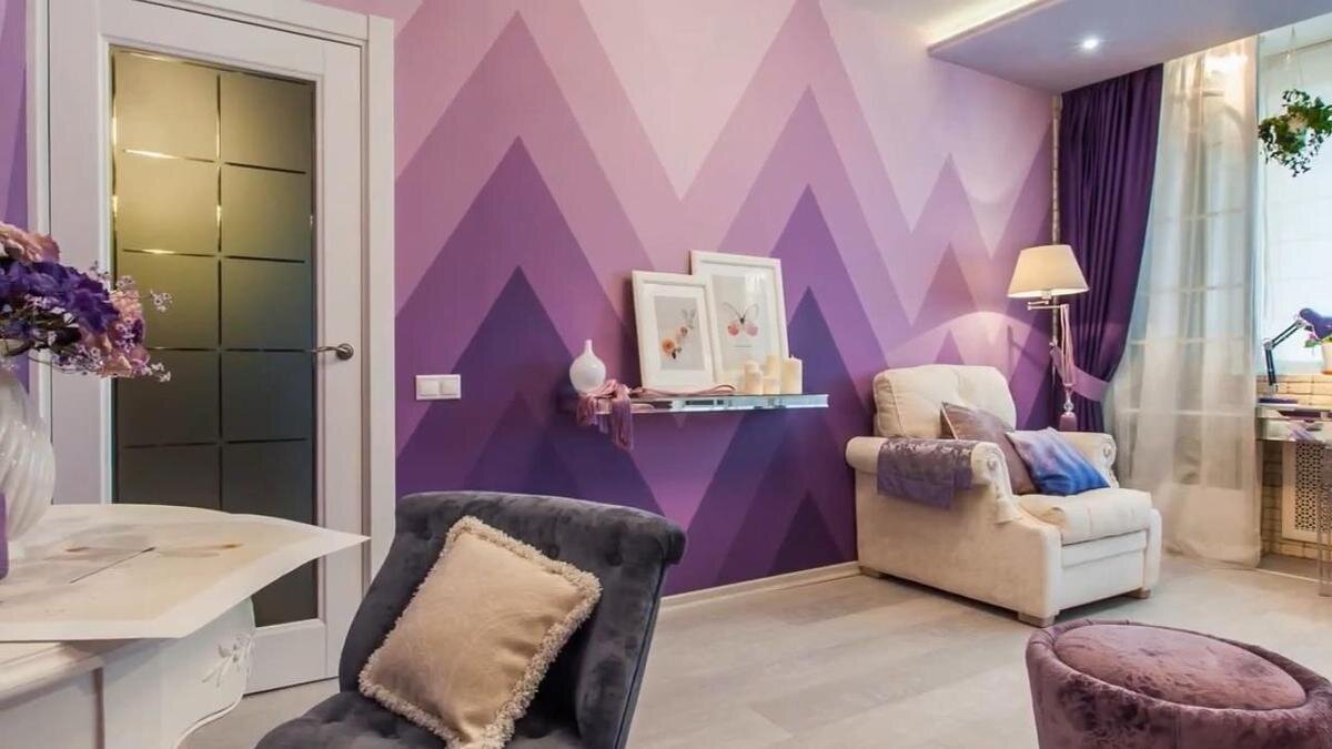    В комнате стена с геометрическим рисунком, выполненным в разных оттенках фиолетового:YouTube/ 50TopStuff