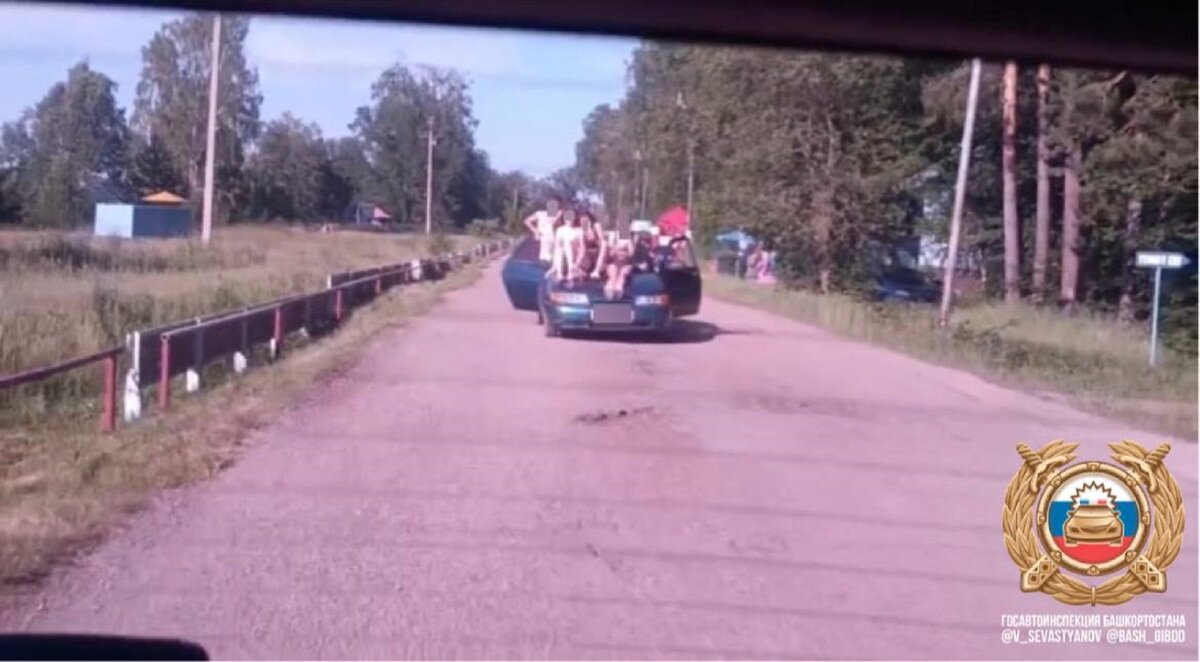    В Башкирии задержали несовершеннолетнего водителя, перевозившего пассажиров на крыше автомобиля