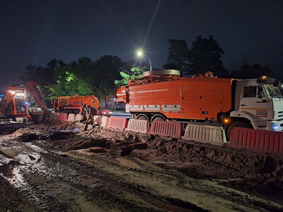    В Курске продолжают устранять засор сети водоотведение на улице Дейнеки