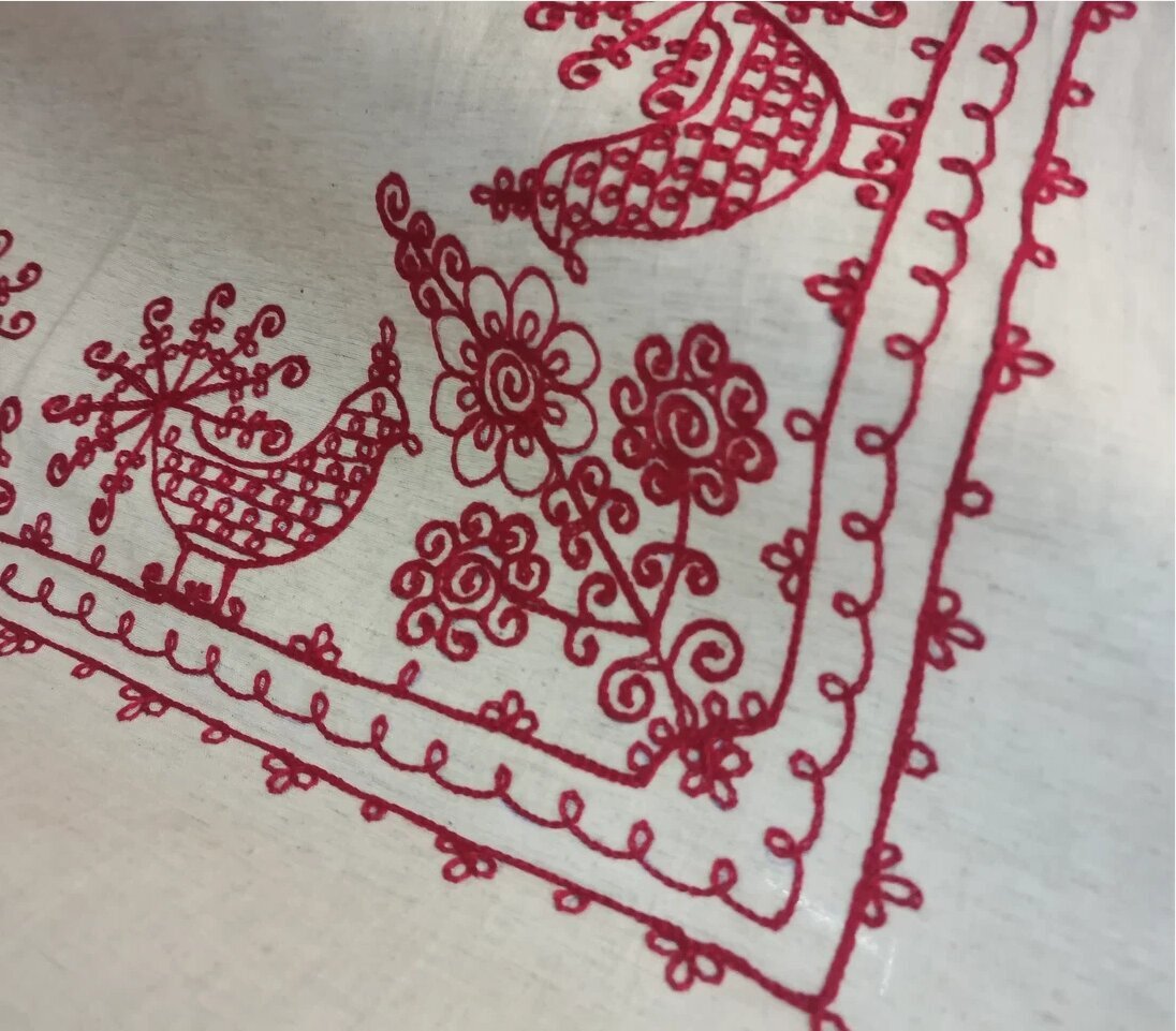 Вышивальщицы используют в своих работах разные сюжеты, чаще всего вдохновляются образами природы. Фото: Дмитрий М. / Яндекс Карты