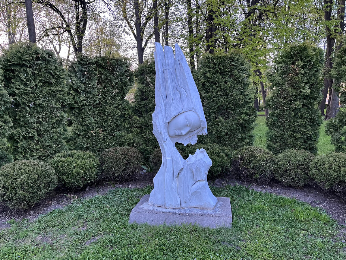 Скульптура «Мать и дитя» в Губернаторском саду в Ярославле. Фото моё.