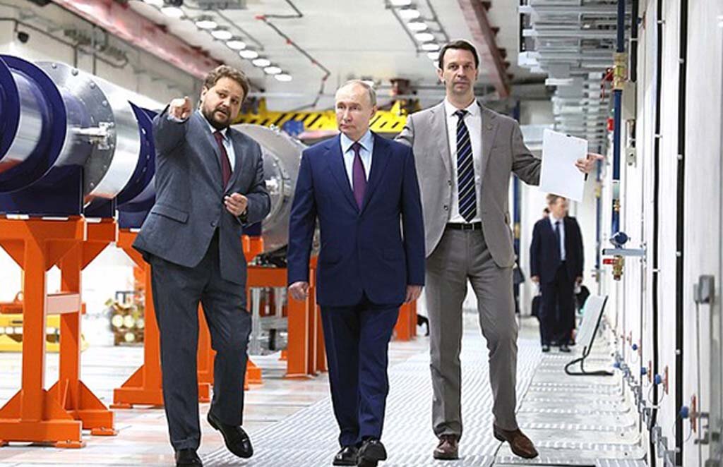 Товарищи ученые, доценты с кандидатами показывают Путину адронный коллайдер в Дубне. "Отсюда мы будем диктовать свою волю остальному миру" (с) из фильма "ДМБ"