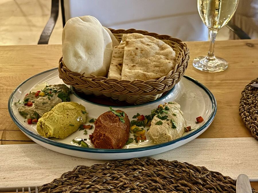 так подают закуски пока готовится заказ в египетском ресторане Мераки