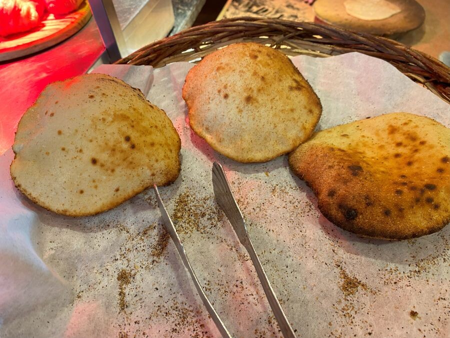 только из печи аиш балади в ресторане Мкраки, июнь 2025