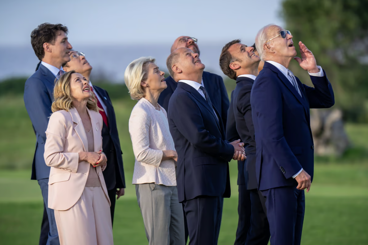 Бари: Главы государств и правительств стран «Большой семерки» наблюдают за демонстрацией парашютистов в небе © Michael Kappeler/dpa