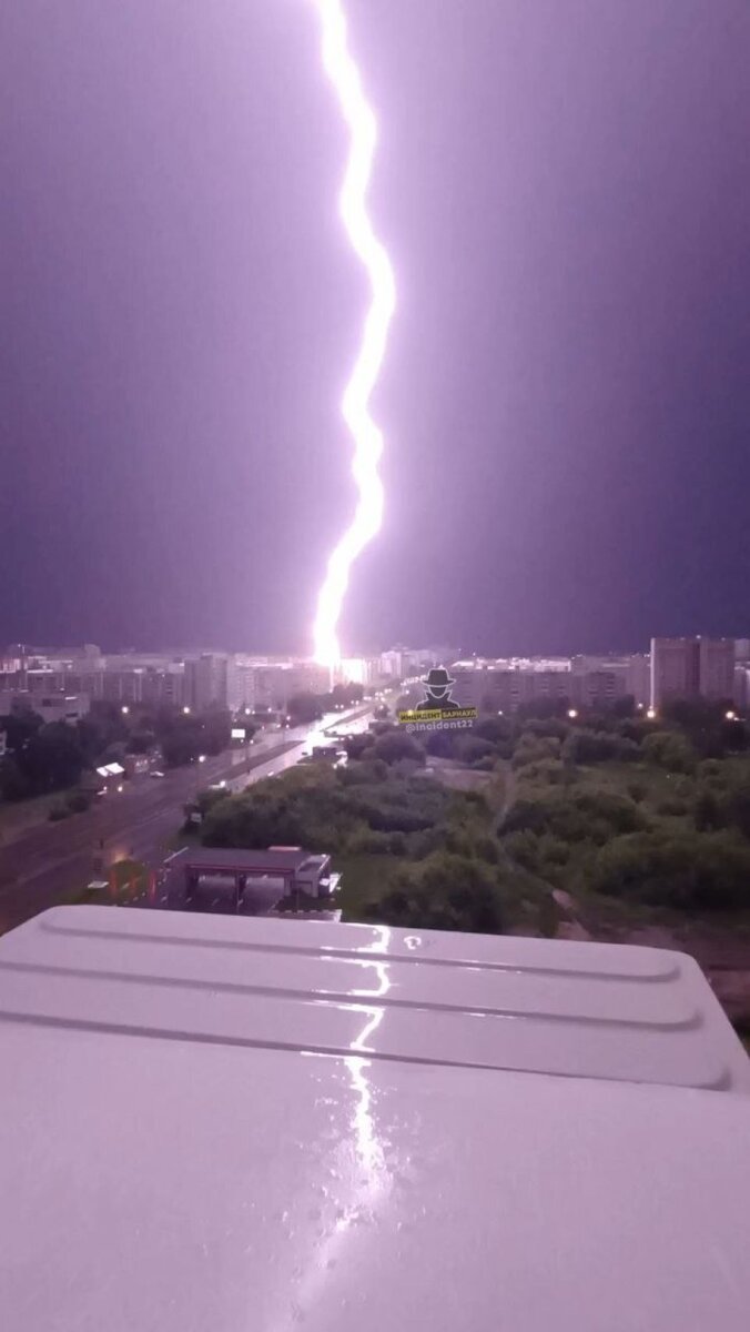 В Барнауле молния ударила в крышу девятиэтажки. Фото | ТОЛК | Дзен