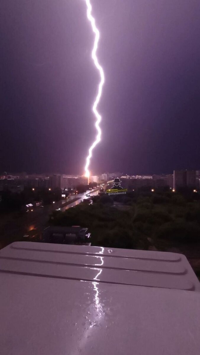 В Барнауле молния ударила в крышу девятиэтажки. Фото | ТОЛК | Дзен