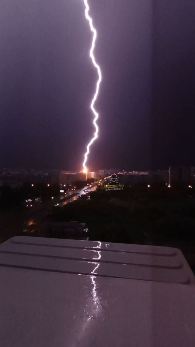 В Барнауле молния ударила в крышу девятиэтажки. Фото | ТОЛК | Дзен