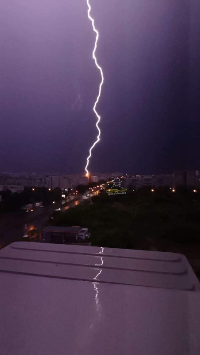 В Барнауле молния ударила в крышу девятиэтажки. Фото | ТОЛК | Дзен