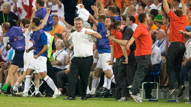    Гус Хиддинк празднует победу над Нидерландами на Евро-2008. Global Look Press