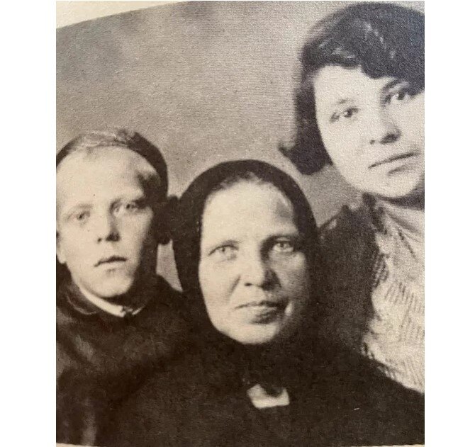 Владимир Солоухин с мамой и сестрой Катей. Фото из личного архива дочери писателя Е.В. Солоухиной