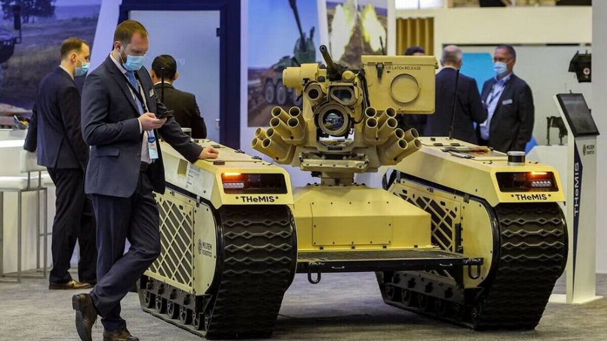 На фото: гусеничная гибридная модульная пехотная роботизированная система THeMIS эстонской компании Milrem Robotics. Международная выставка морской обороны DIMDEX. Катар, Доха. Источник фото Defense News