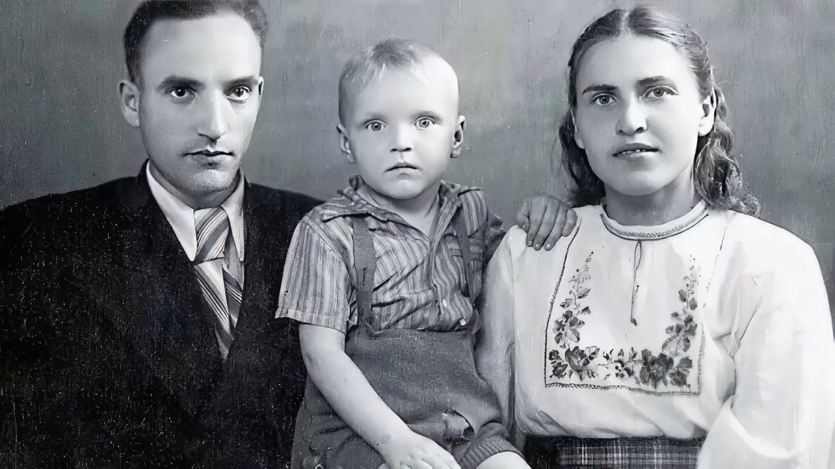 Он появился на свет 23 июля 1946 года в Ростове-на-Дону. Отец будущего актёра прошёл войну и работал начальником радиолокационной станции.