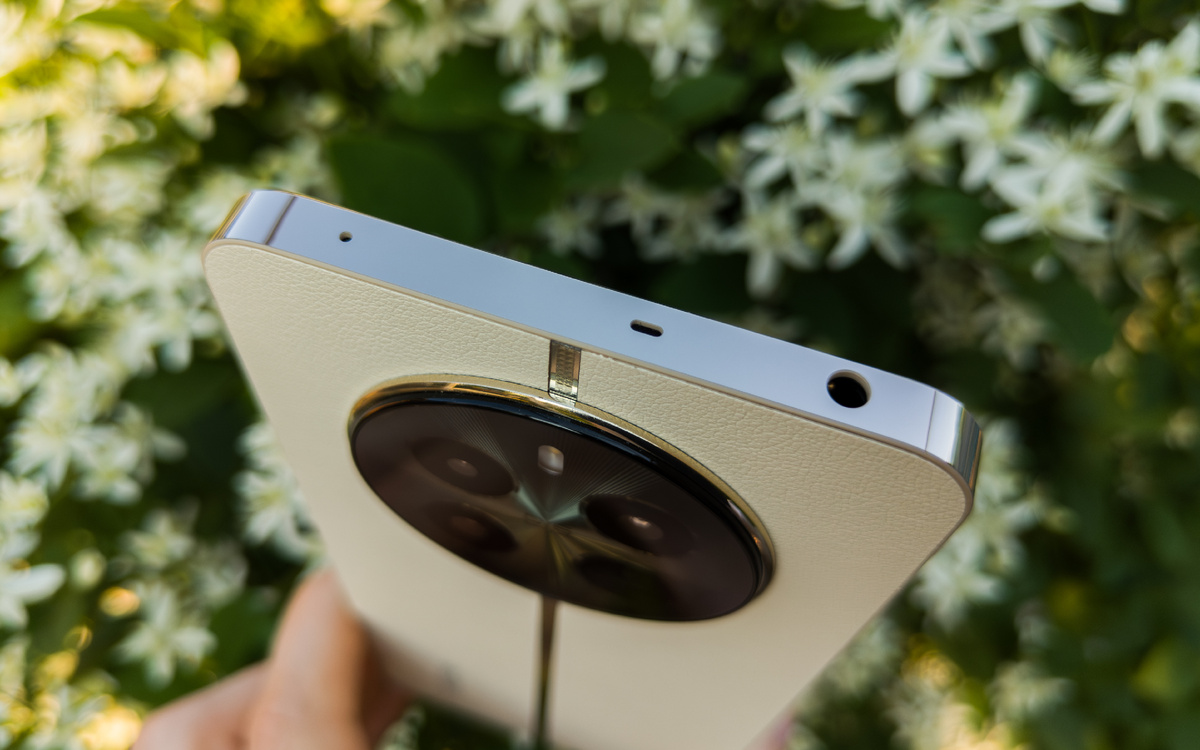 На верхней грани: микрофон, отверстие для вывода звука и 3,5 мм разъем