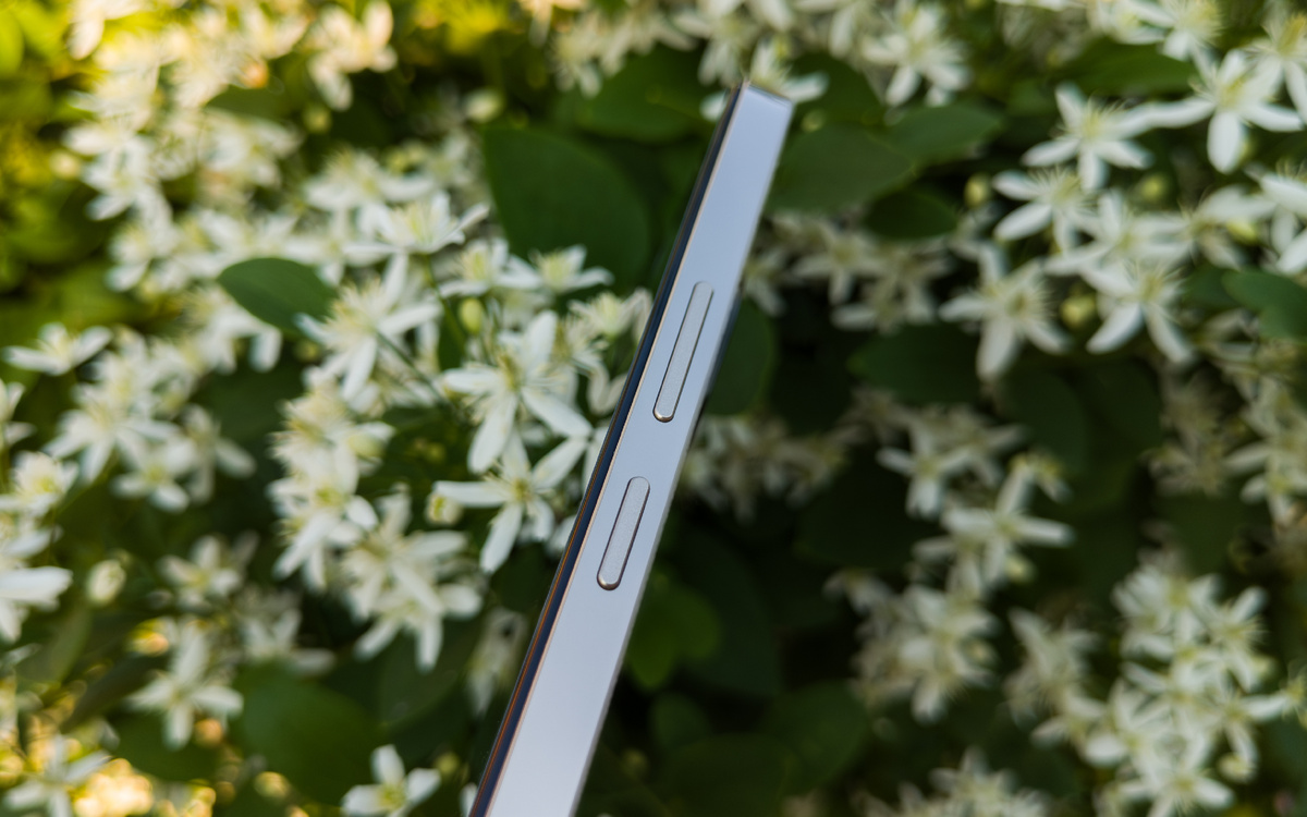 Справа: кнопка питания и клавиши регулировки громкости