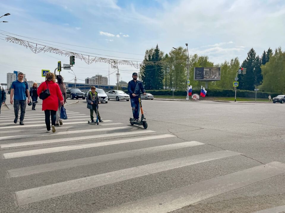    Самокаты на улицах Барнаула. Источник: Виталий Барабаш