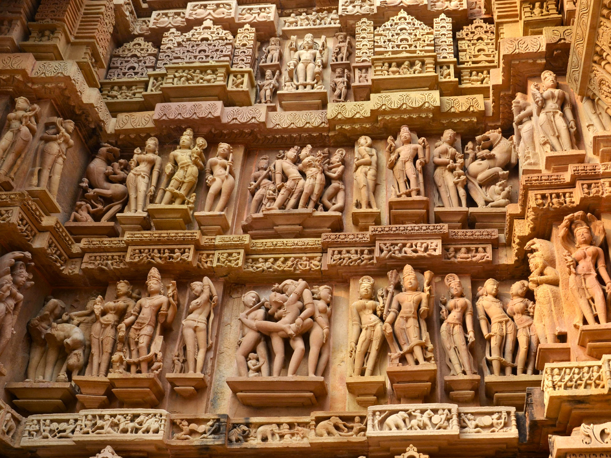 Скульптуры на внешней стене одного из храмов Кхаджурахо. Фото автора.