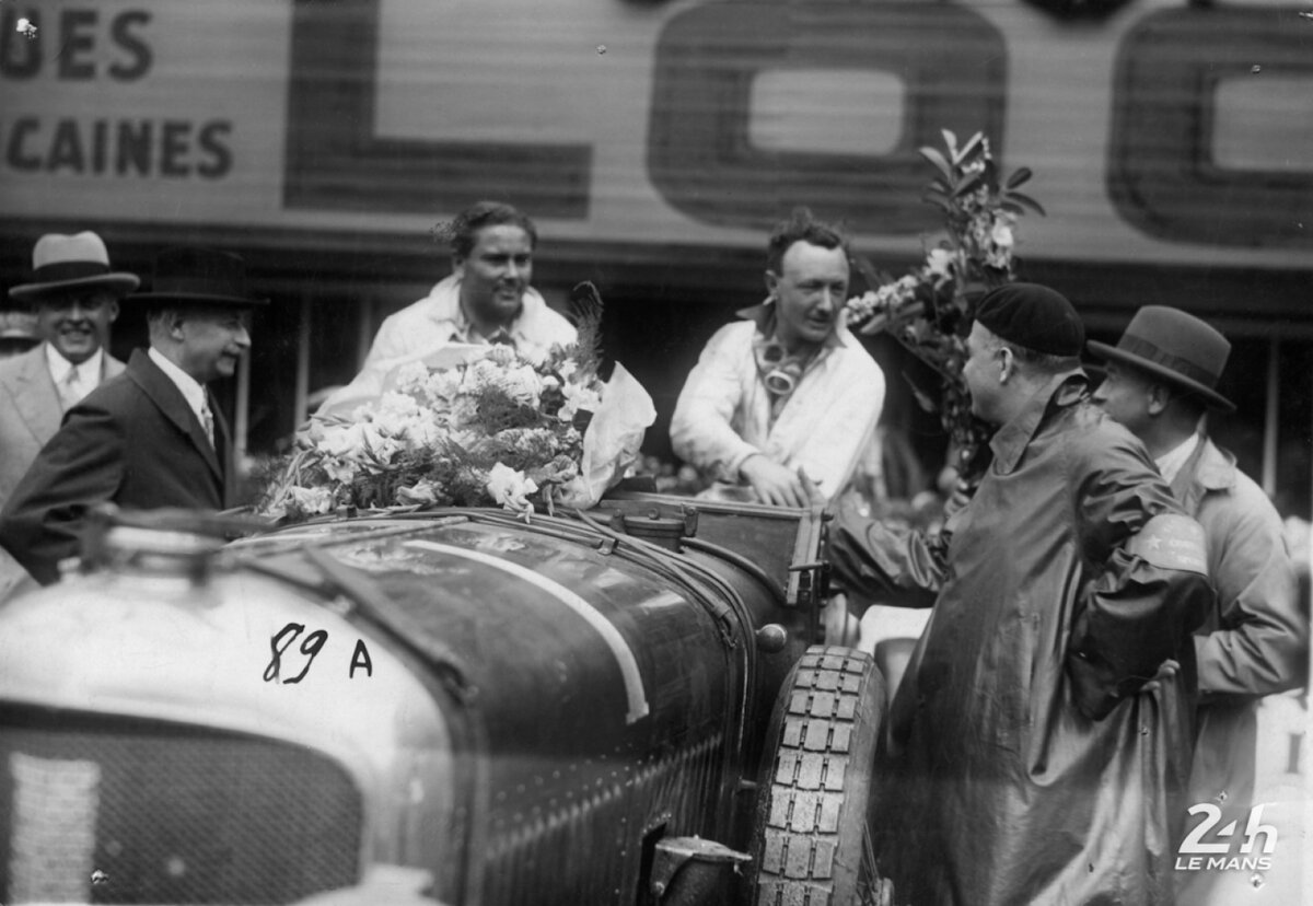 Суббота 15 и воскресенье 16 июня 1929 года. Победители гонки "24 часа Ле-Мана" Вульф Барнато (слева) и Тим Биркин за рулём своего Bentley Speed ​​Six.