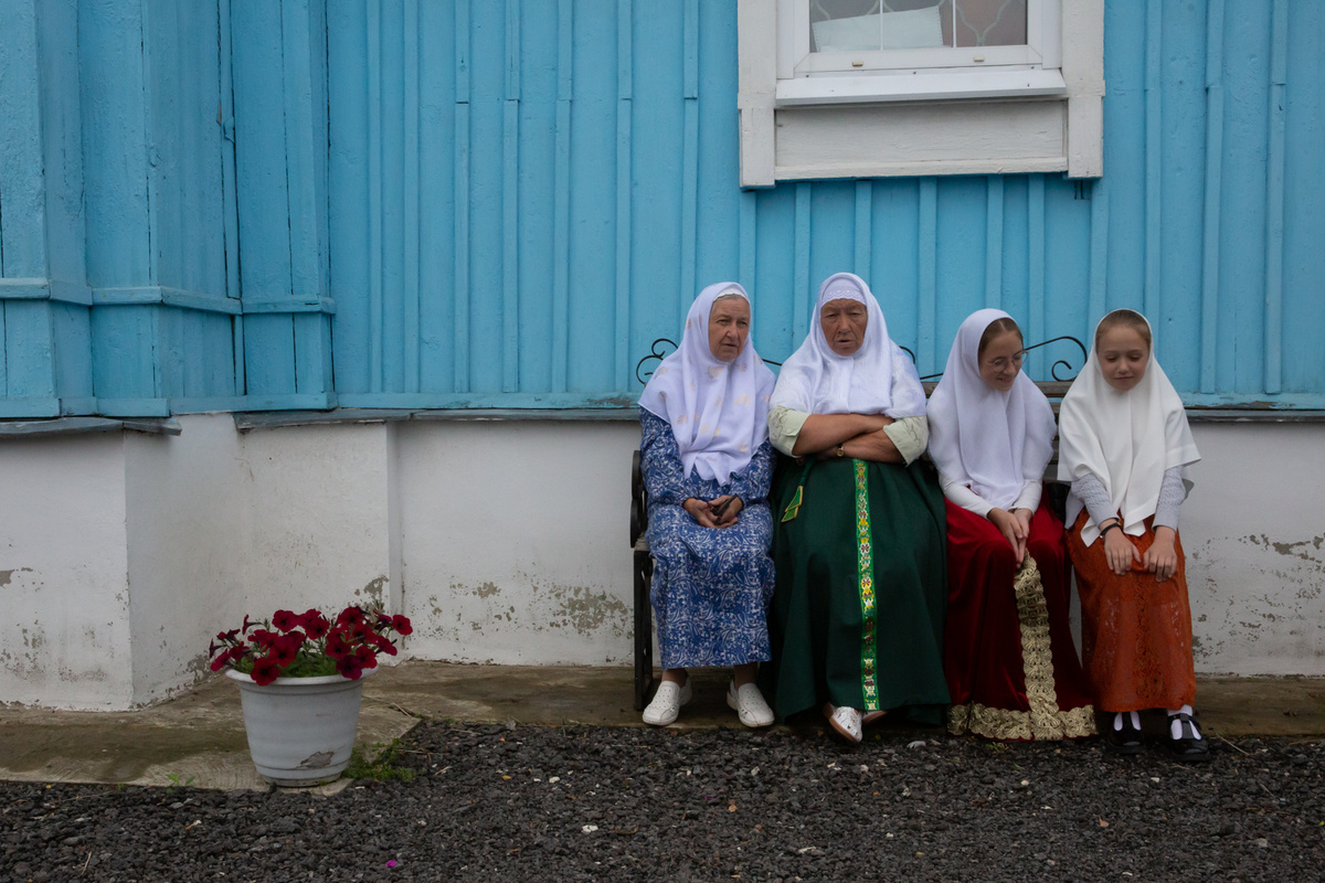 Женщины и девочки в ожидании начала крестного хода.