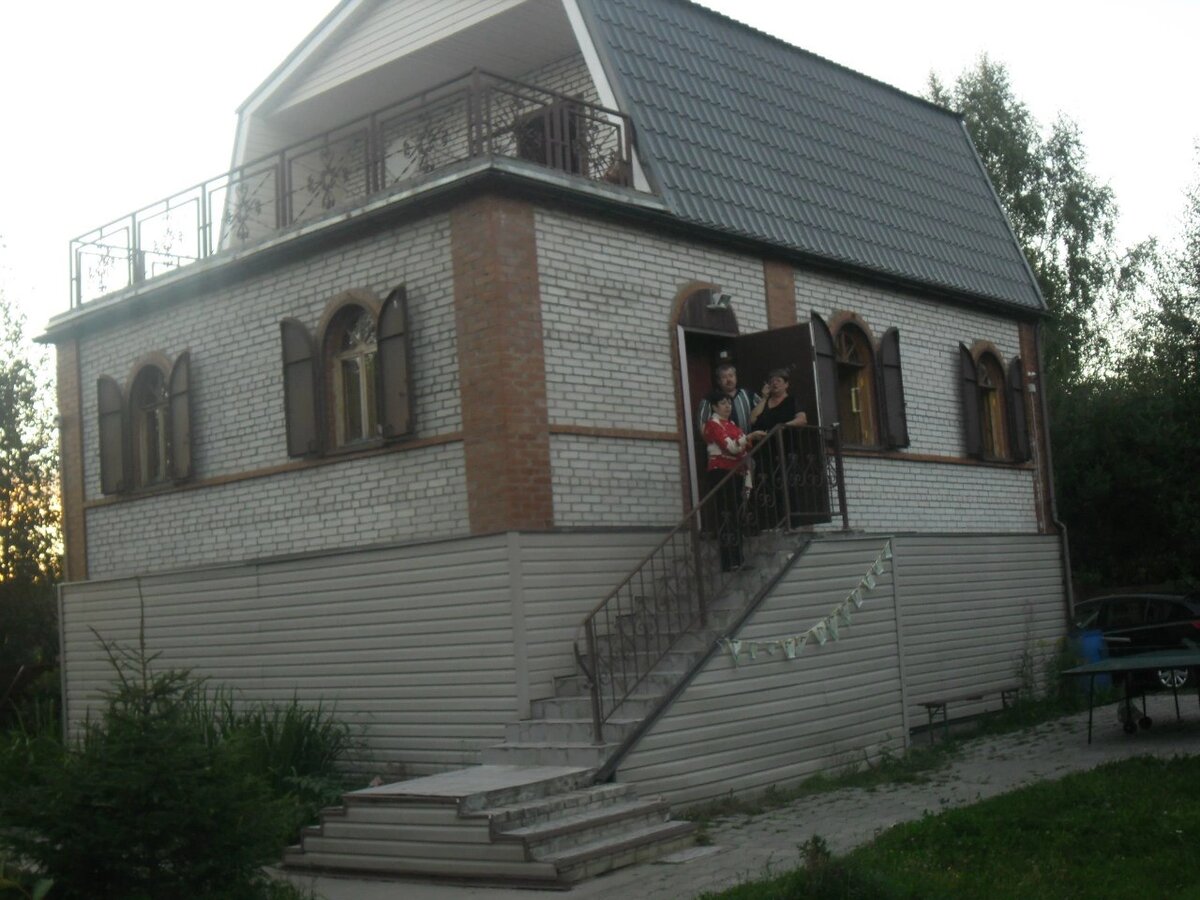 Этот коттедж для примера. Его не продают, а сдают в аренду для отдыха. Тоже не понимаю, как люди соглашаются, чтобы в их доме посторонние хозяйничали.