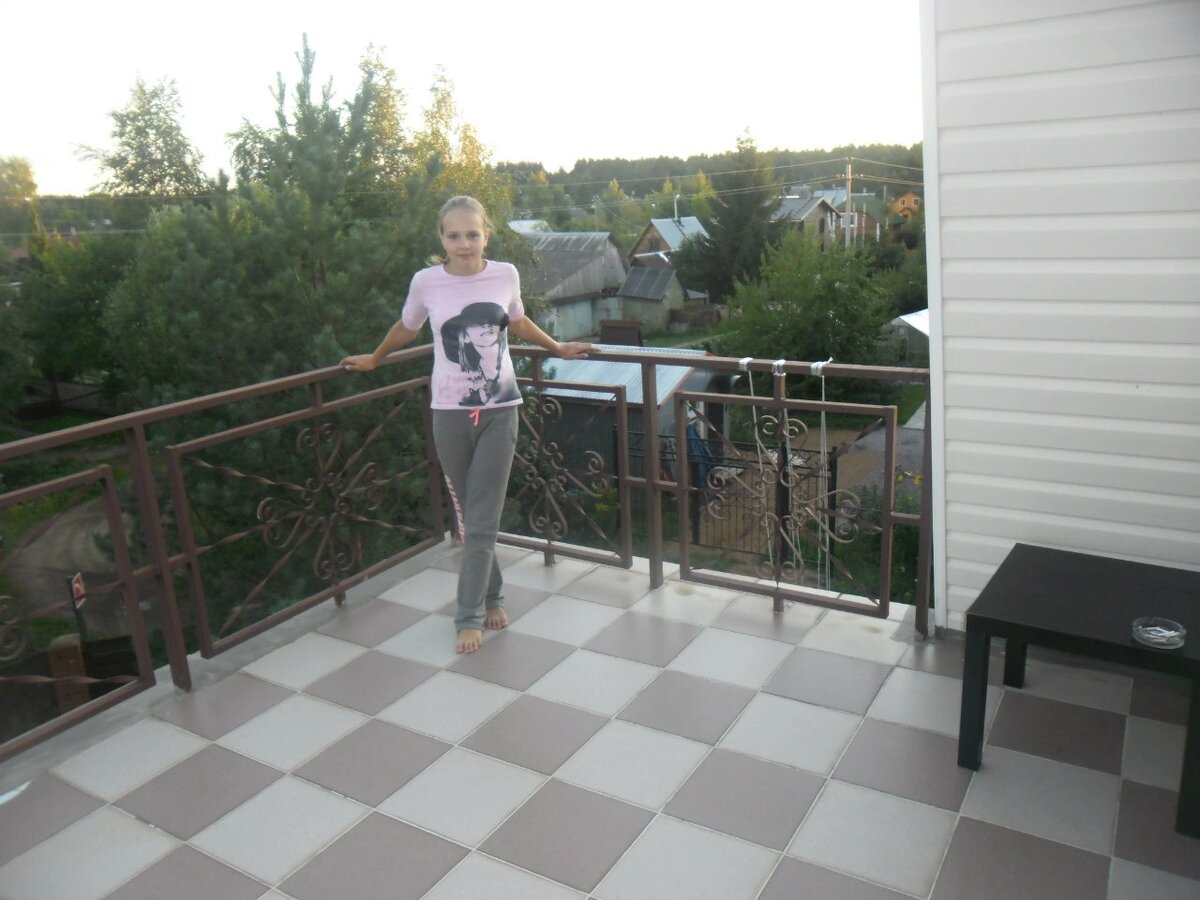 В этом коттедже справляли свадьбу брата.