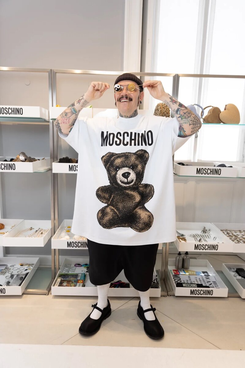    Креативный директор Moschino Адриан Аппиолаза рассказал о дебютной мужской и круизной коллекциях (фото 3)